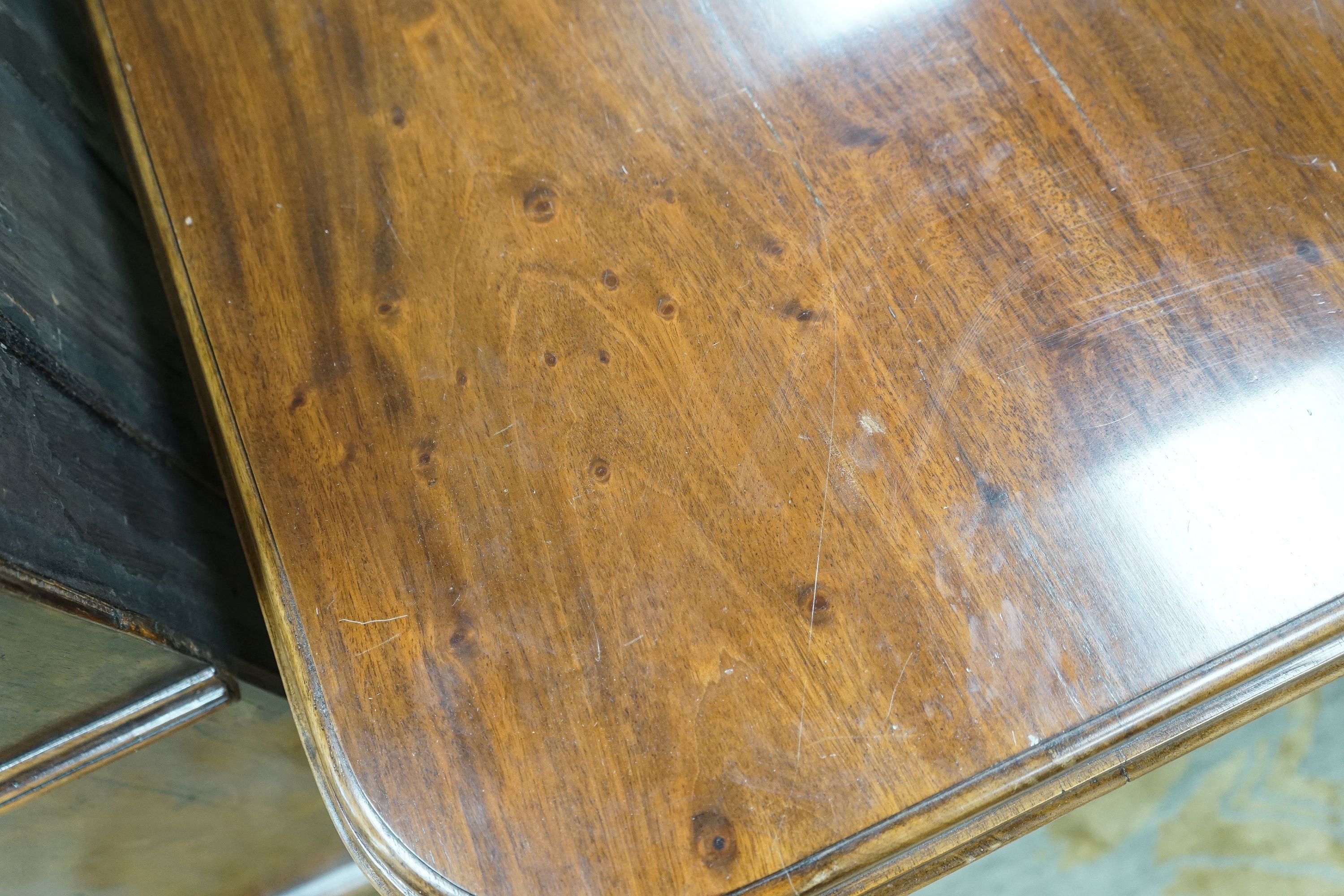 A late Victorian walnut wind-action dining table with two extra leaves, no winder, 236cm extended, width 118cm, height 74cm